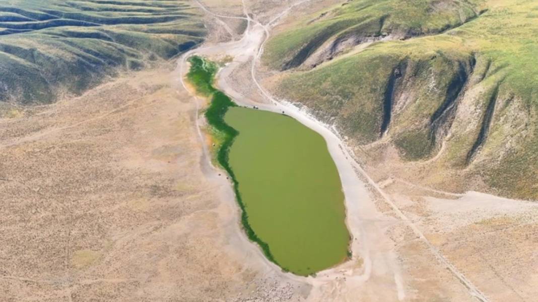 Nemrut'un simgesi susuz kaldı: Kalp Gölü şeklini kaybediyor 2